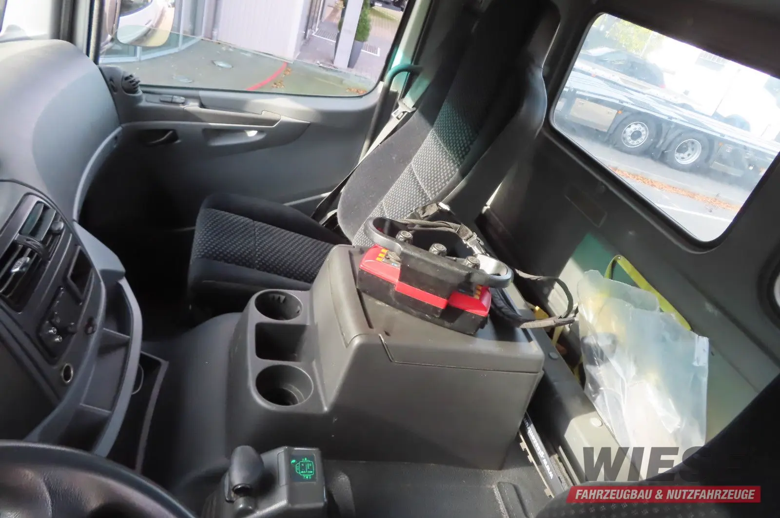 Mercedes-Benz Axor  1833 L - Glastransporter Kran Palfinger