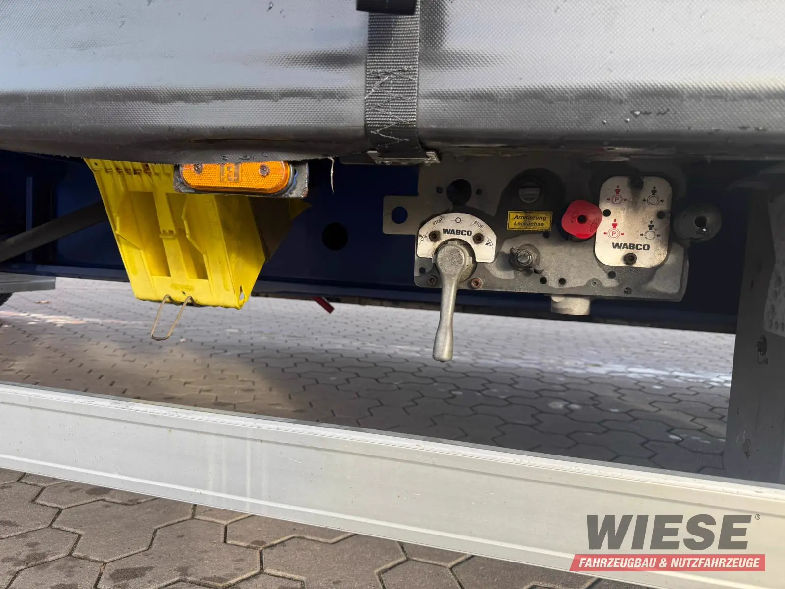 Wiese 3-Achs Stufen Sattel mit Auffahrrampe 25T