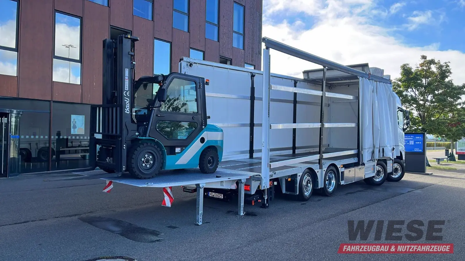 Volvo FH 500 8x2 Arbeitsbühnen Transporter LBW 9t