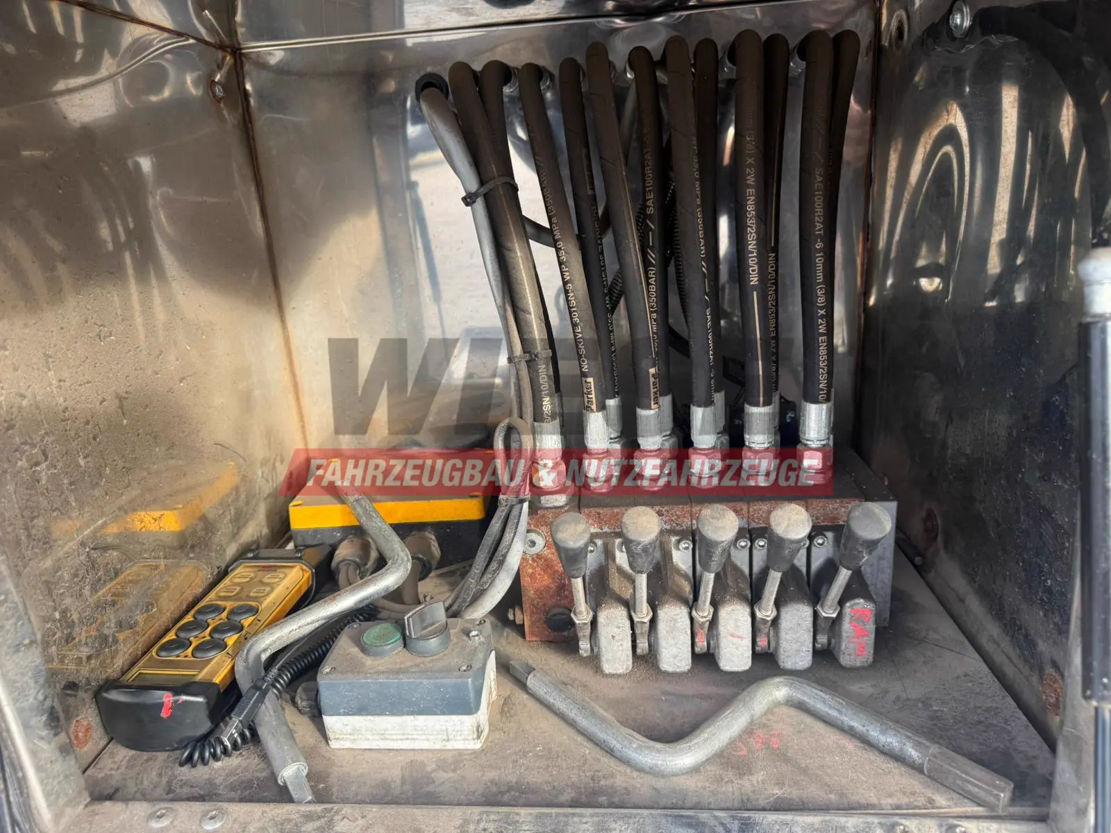 Wiese 3-Achs Stufen Sattel mit Auffahrrampe 25T