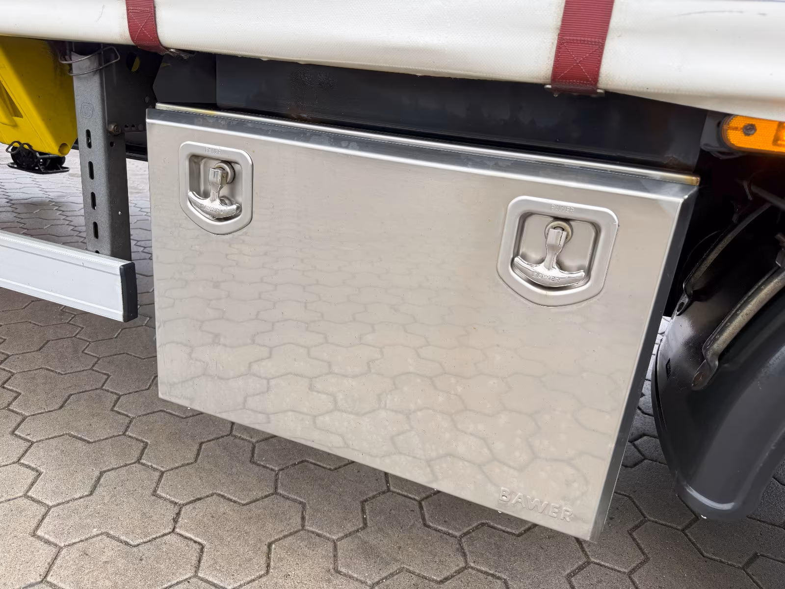 Wiese Mega Schiebeplane mit Dhollandia Rampe 9t