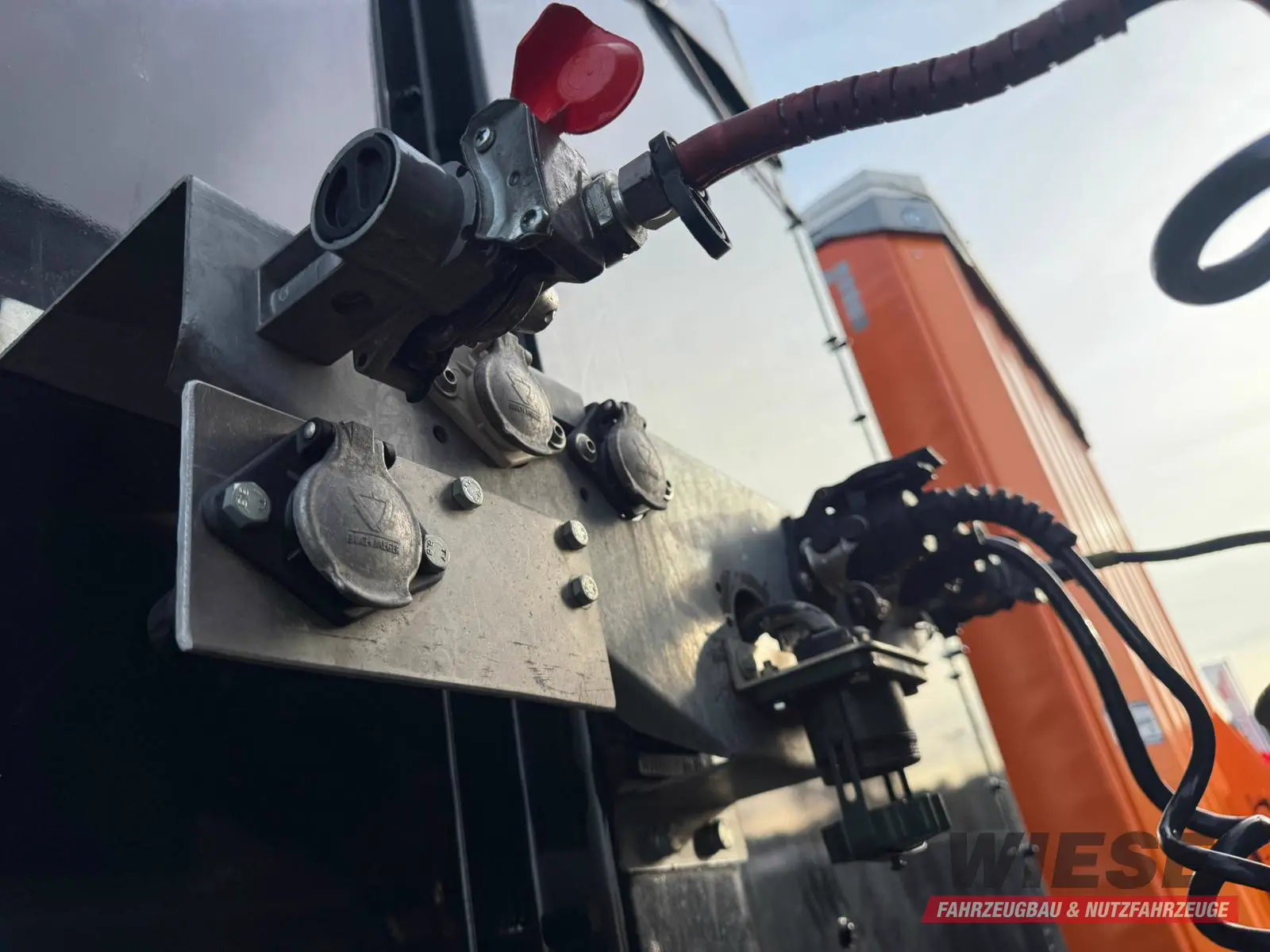 Wiese 3-Achs Stufen Sattel mit Auffahrrampe 25T