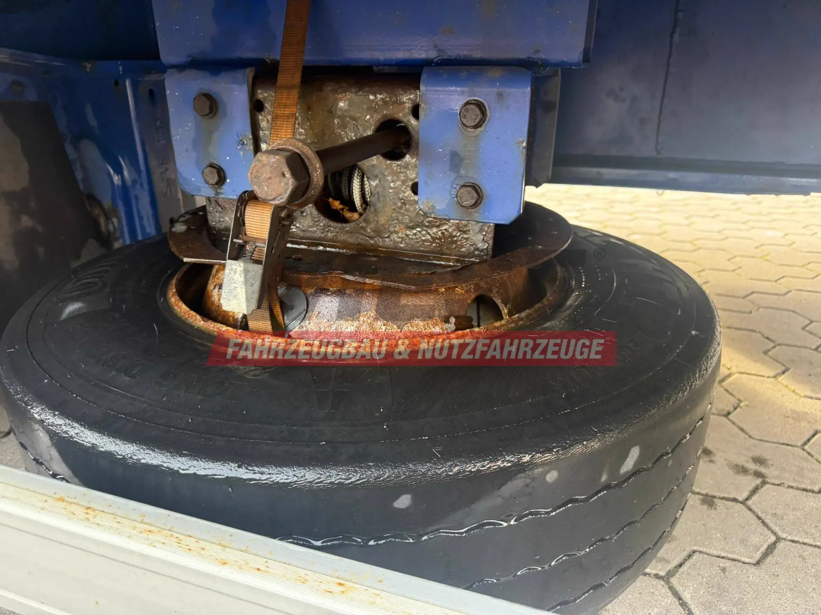 Wiese 3-Achs Stufen Sattel mit Auffahrrampe 25T