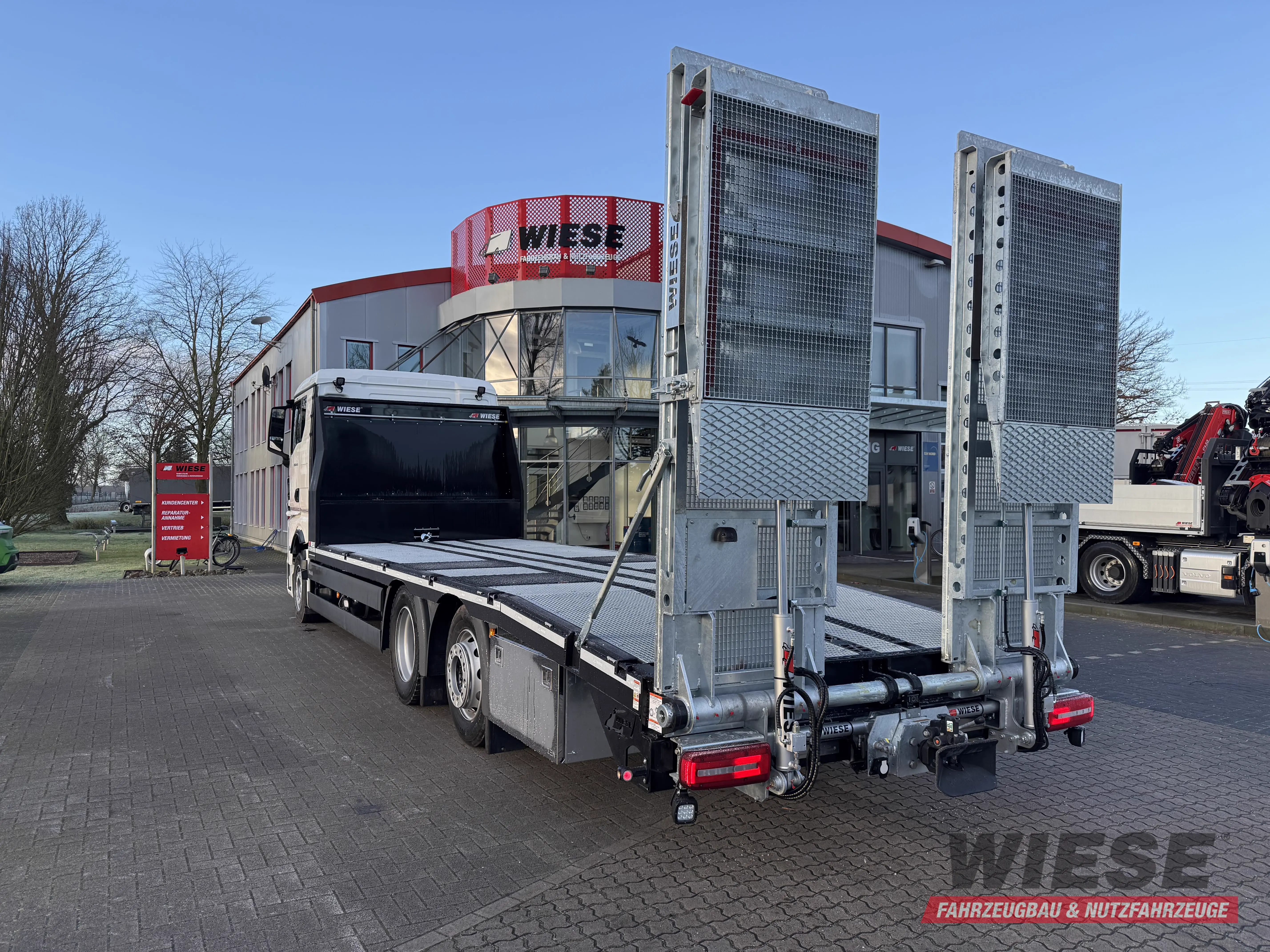 MAN Baumaschinen- Arbeitsbühnentransporter Rampen