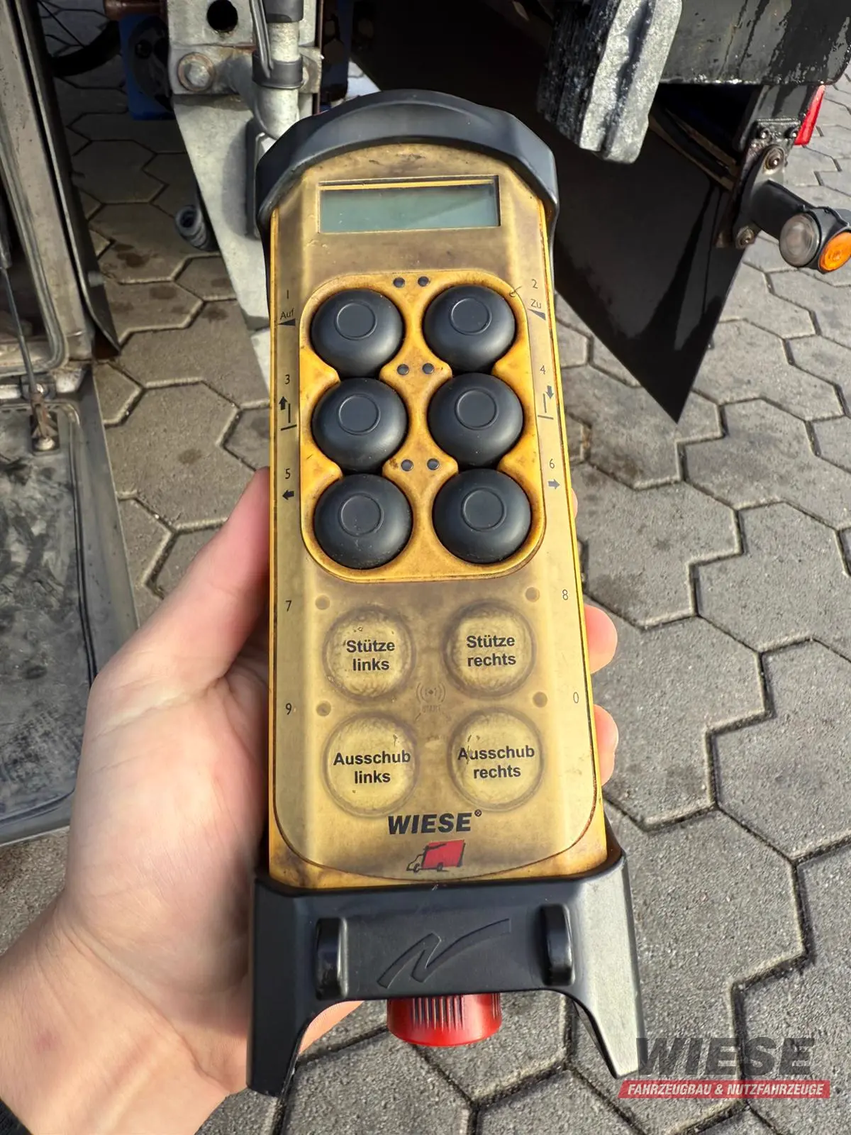 Wiese 3-Achs Stufen Sattel mit Auffahrrampe 25T