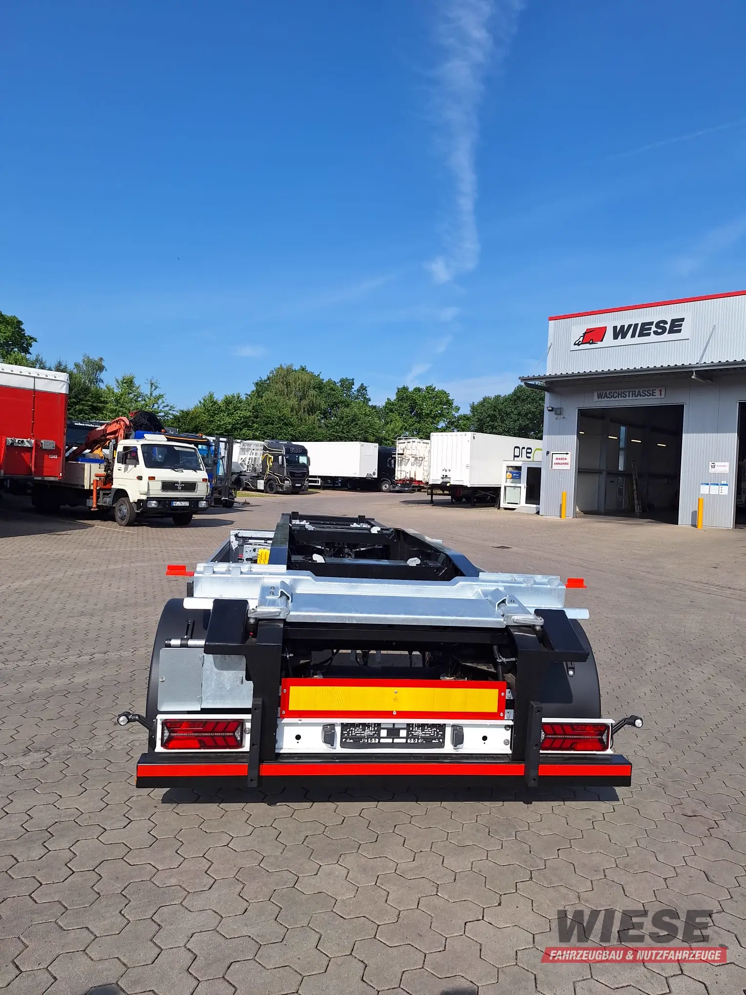 Wiese Abrollanhänger Schlittenanhänger