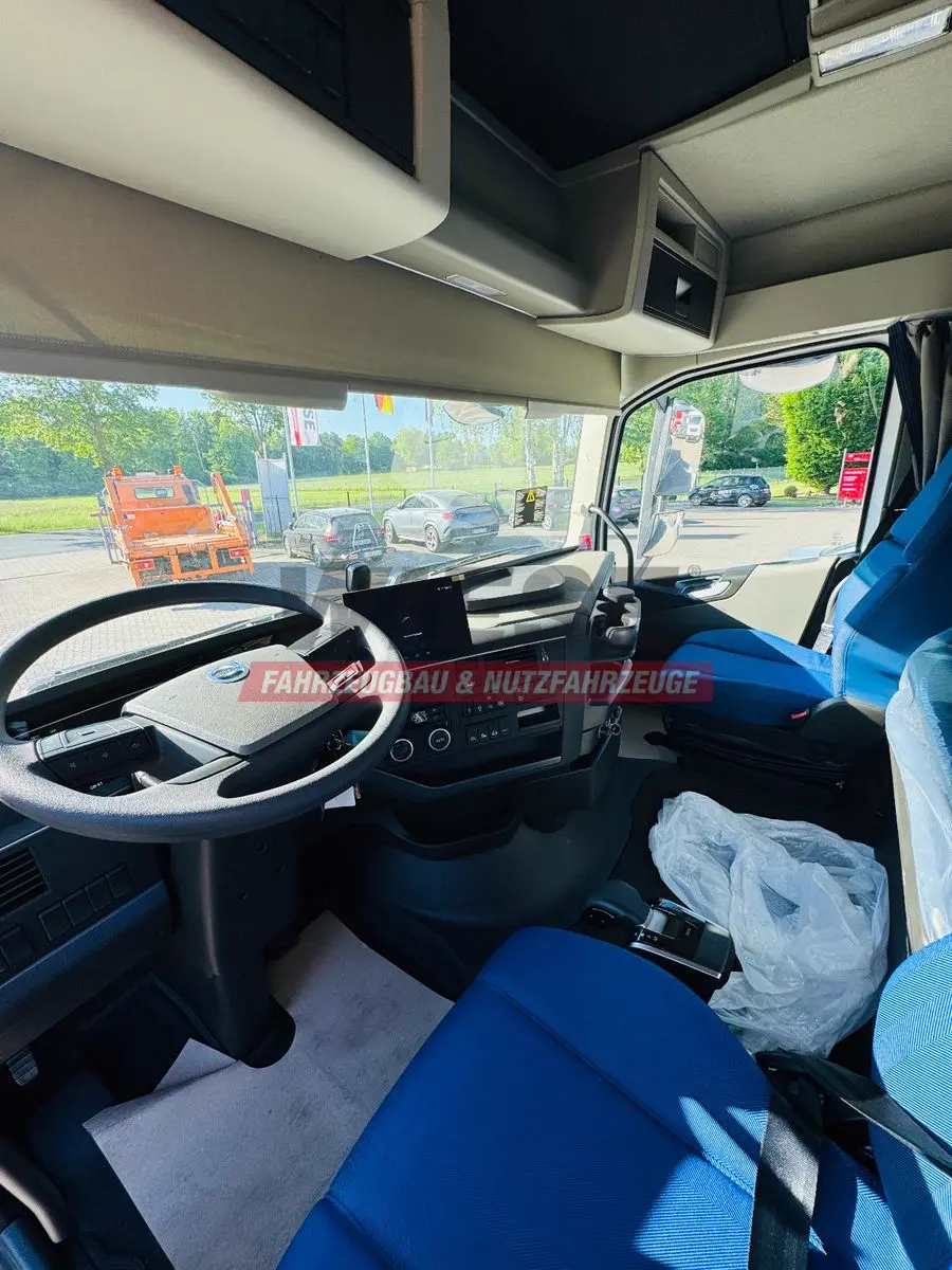 Volvo FH 500 8x2 mit F710RA.2.27 L426 und V20 Winde