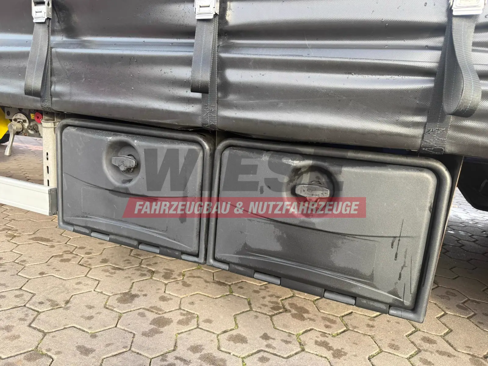 Wiese 3-Achs Stufen Sattel mit Auffahrrampe 25T