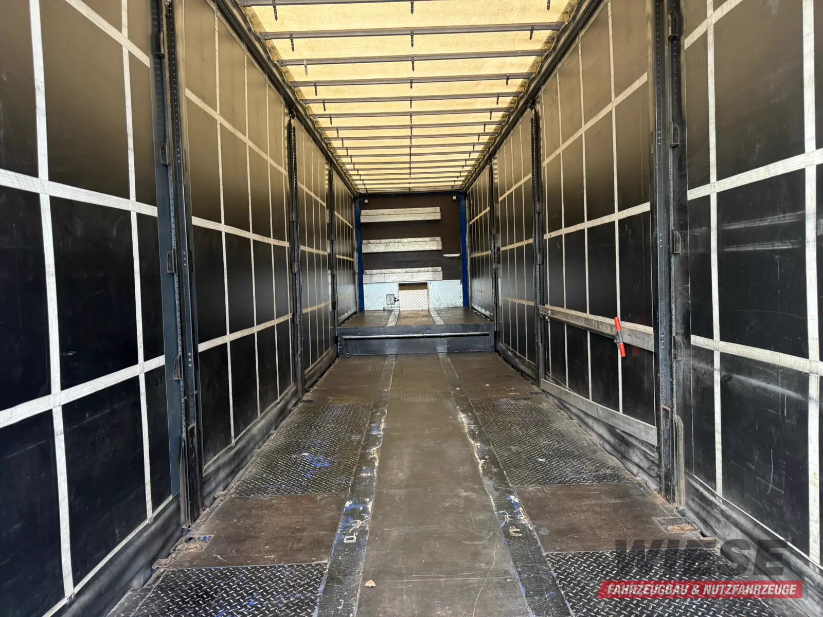 Wiese 3-Achs Stufen Sattel mit Auffahrrampe 25T