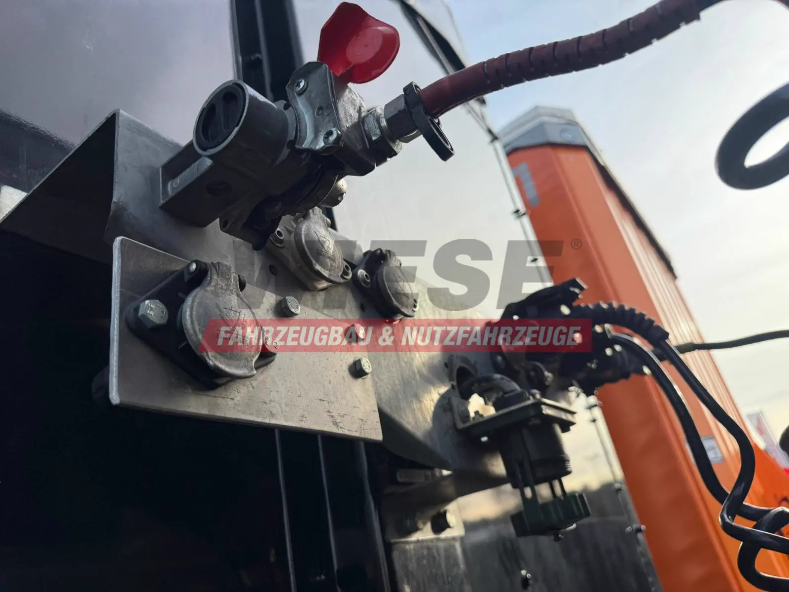 Wiese 3-Achs Stufen Sattel mit Auffahrrampe 25T