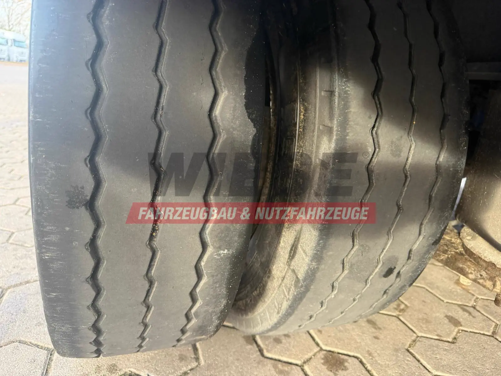 Wiese 3-Achs Stufen Sattel mit Auffahrrampe 25T