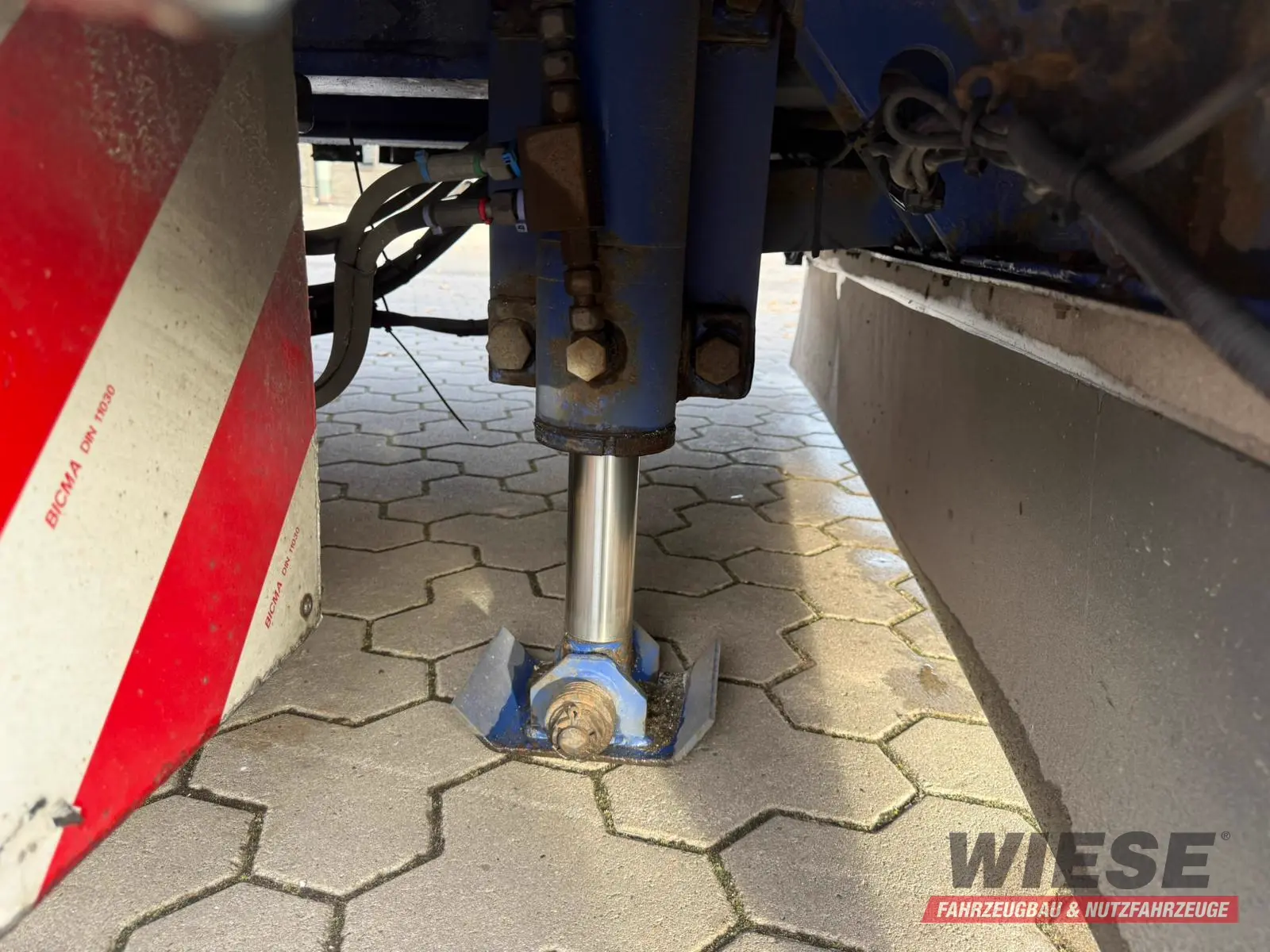 Wiese 3-Achs Stufen Sattel mit Auffahrrampe 25T