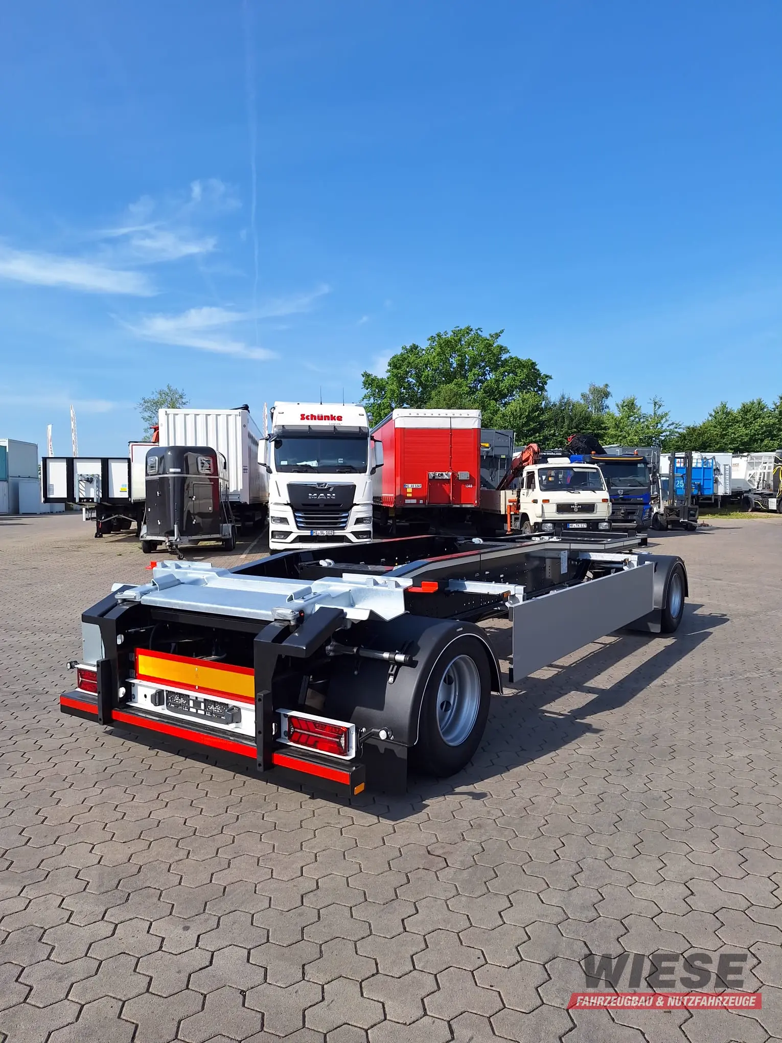 Wiese Abrollanhänger Schlittenanhänger