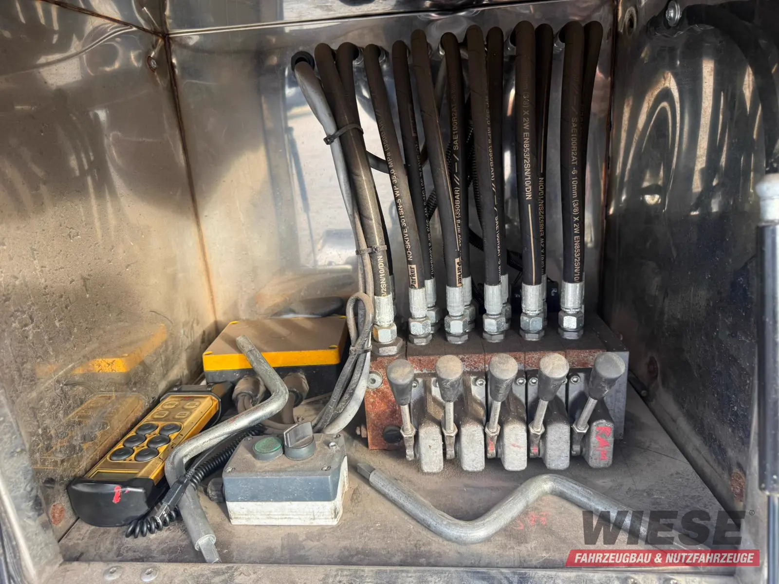 Wiese 3-Achs Stufen Sattel mit Auffahrrampe 25T