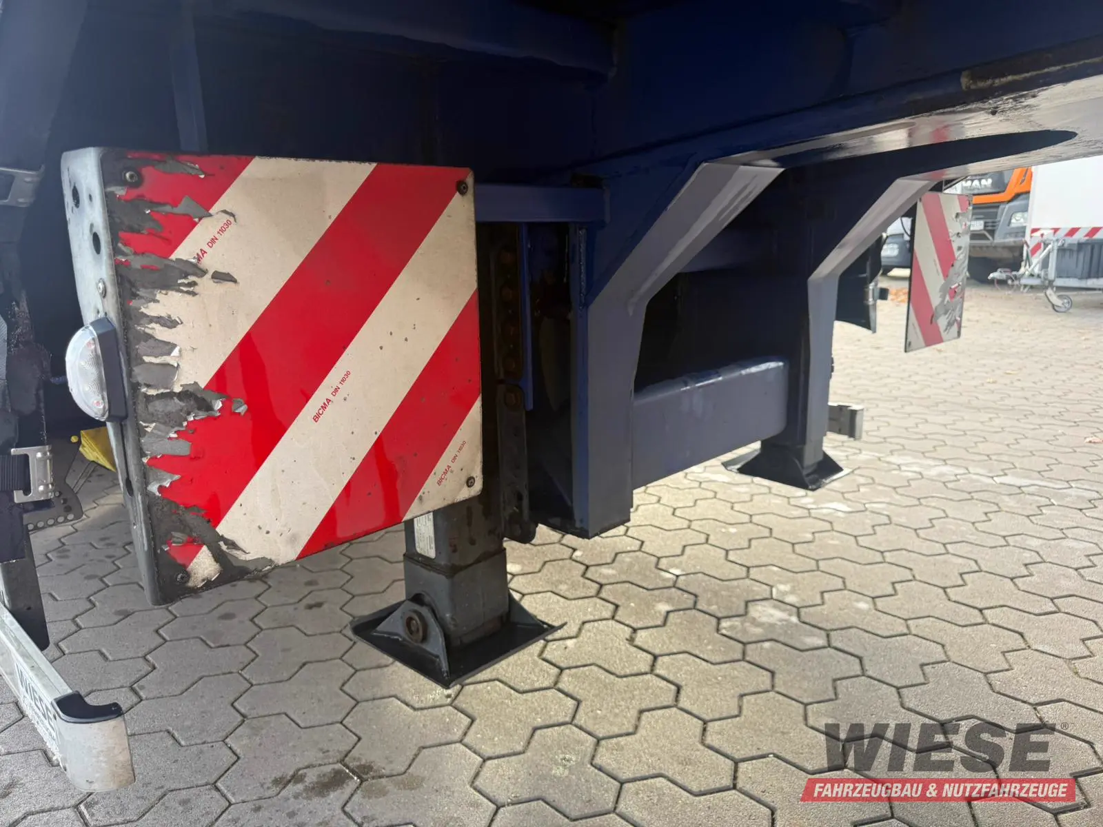 Wiese 3-Achs Stufen Sattel mit Auffahrrampe 25T